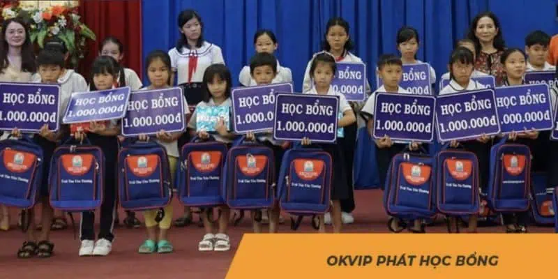 OKVIP trao tặng hàng trăm suất học bổng cho trẻ em nghèo vượt khó đến trường